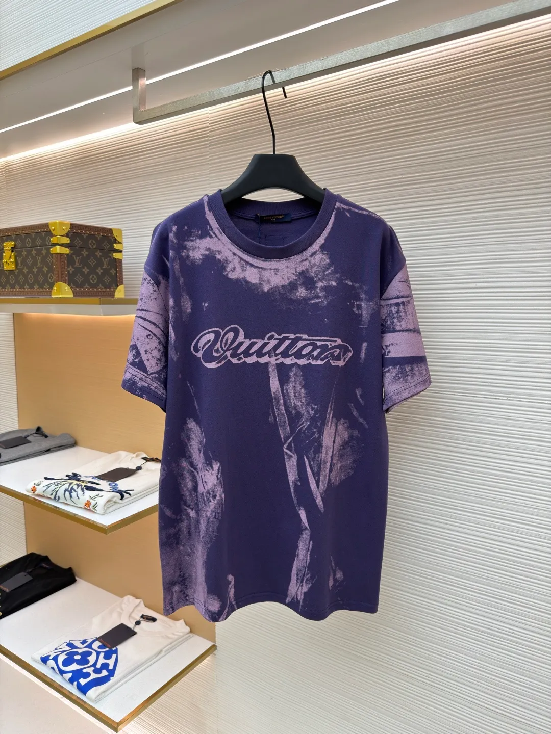 LOUIS VUITTON Overprinted round neck illusion printed short-sleeved T-shirt ●Original version: Purchased and developed by 8563 ●Item number: 1682466-A20 ●Fabric: cotton fabric ●Technology: Printing ●Color: Khaki Brown ●Version: Fitted version ●Weight: about 300 grams ●Size: S-M-L-XL ●Description: This Louis Vuitton tie-dye lettered short-sleeved T-shirt is made of 260g high-count combed cotton fabric. It has been treated with pre-wash water. The fabric has a soft and skin-friendly touch and a crisp texture, while effectively avoiding the problem of shrinkage and deformation after wearing. The body of the garment uses hand-made tie-dye technology to present a mottled and smudged texture effect. The tie-dye pattern of each piece is unique. It is paired with the classic "Vuitton" letter logo created by embossed silicone printing technology. The printing is processed by high-temperature lamination, which has strong adhesion and is not easy to fall off and crack. The neckline is sewn with double-needle hemming technology and is paired with a ribbed edge design, which is durable and not easy to loosen. The side seams are spliced ​​with embedded clip technology to make the body lines smoother. The overall fabric selection and craftsmanship details continue the brand's high-end clothing standards, taking into account both design and practical wearability. The overall wiring is straight and delicate, the fabric is comfortable and soft, and the color is consistent without color difference. It can be matched with the same style to create a fashionable look and control various occasions. Customized accessories, complete with three standards, same style for men and women!